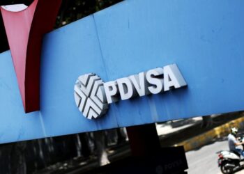 Plataforma petrolera con equipo de producción en Venezuela