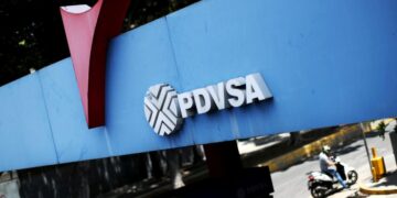 Plataforma petrolera con equipo de producción en Venezuela