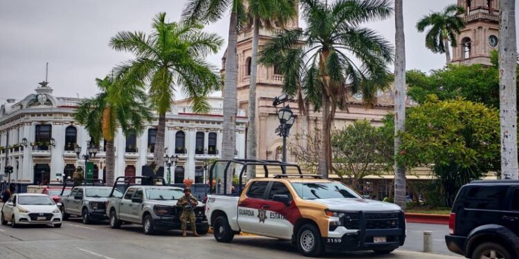 Policía vigilando calles de Tampico de noche
