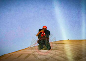 Bomberos de Reynosa durante rescate en Puente de la Paz