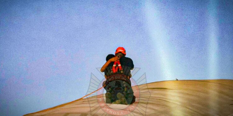 Bomberos de Reynosa durante rescate en Puente de la Paz