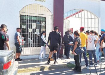Contribuyentes haciendo fila en Oficina Fiscal Nuevo Laredo