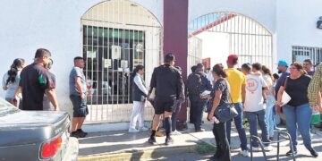Contribuyentes haciendo fila en Oficina Fiscal Nuevo Laredo