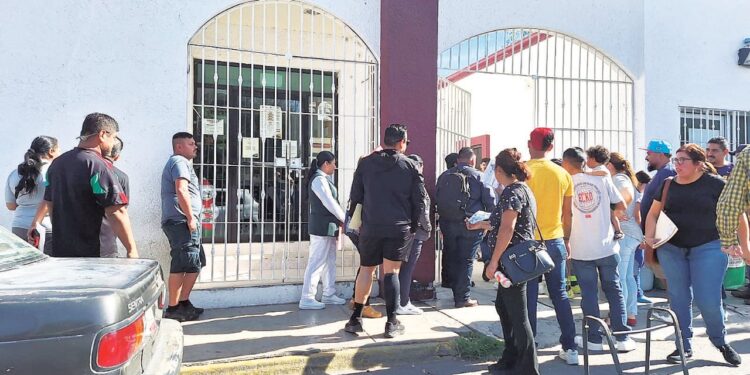 Contribuyentes haciendo fila en Oficina Fiscal Nuevo Laredo