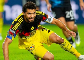 Henry Martín lesionado durante partido de fútbol