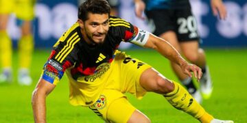 Henry Martín lesionado durante partido de fútbol