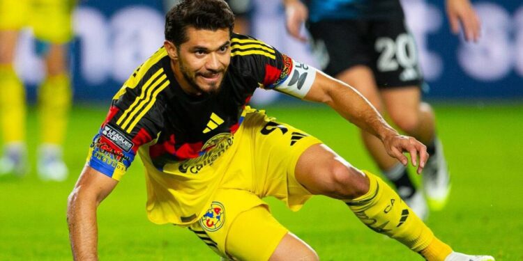 Henry Martín lesionado durante partido de fútbol