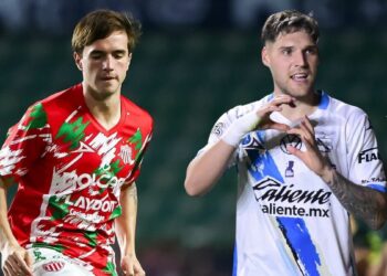 Jugadores Agustín Palavecino y Emiliano Gómez en campo