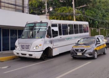 Llanta de autobús desprendida en accidente vial en Tampico