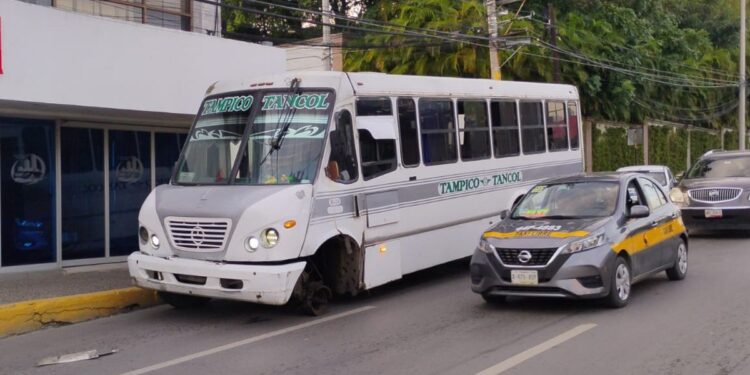Llanta de autobús desprendida en accidente vial en Tampico