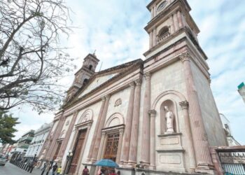 Fachada principal de la Catedral de Tampico deteriorada