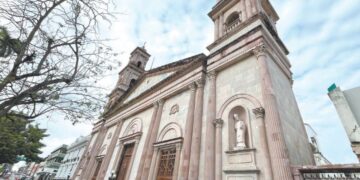Fachada principal de la Catedral de Tampico deteriorada
