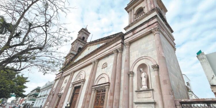 Fachada principal de la Catedral de Tampico deteriorada