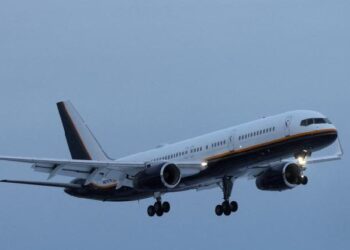 Avión de aerolínea volando en espacio aéreo del Caribe