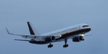 Avión de aerolínea volando en espacio aéreo del Caribe