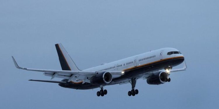 Avión de aerolínea volando en espacio aéreo del Caribe