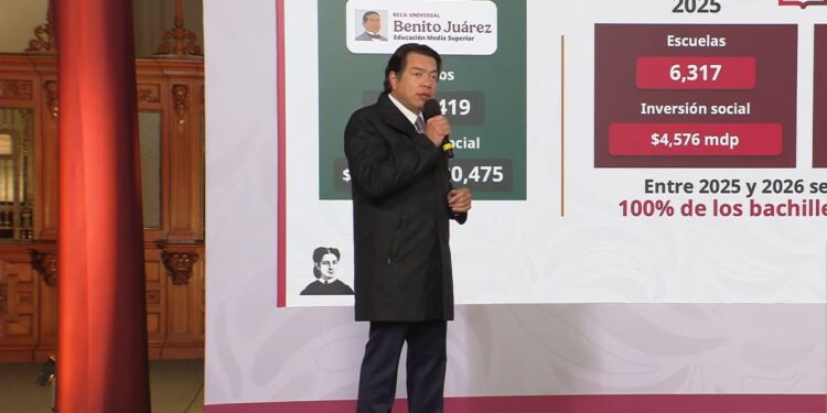 Estudiantes en aula de bachillerato moderno