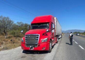 Conductor detenido en carretera Victoria–Jaumave con tráiler