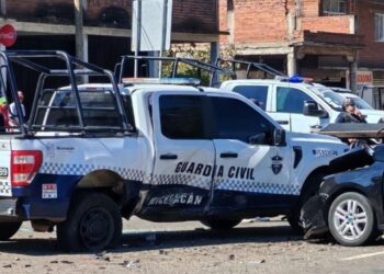 accidente carretera patrulla y vehículos Michoacán