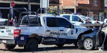 accidente carretera patrulla y vehículos Michoacán