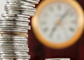 Joven revisando finanzas para ahorro retiro