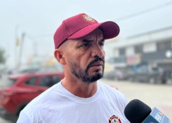 Carretera con neblina y vehículos circulando en Altamira