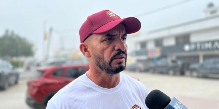 Carretera con neblina y vehículos circulando en Altamira