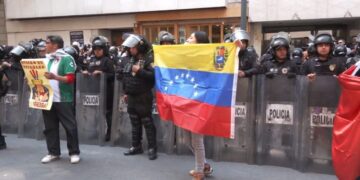 Manifestantes mexicanos y venezolanos frente a la embajada de Venezuela