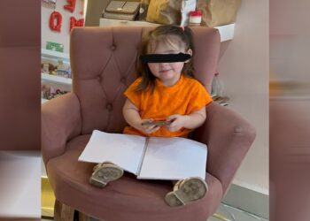 mujer sosteniendo a niña en brazo en Tampico