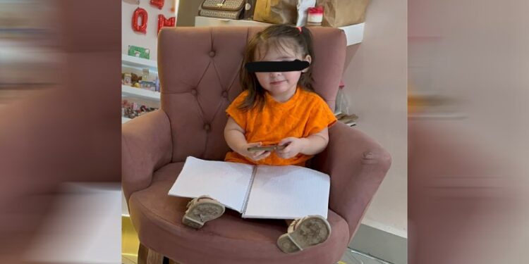 mujer sosteniendo a niña en brazo en Tampico