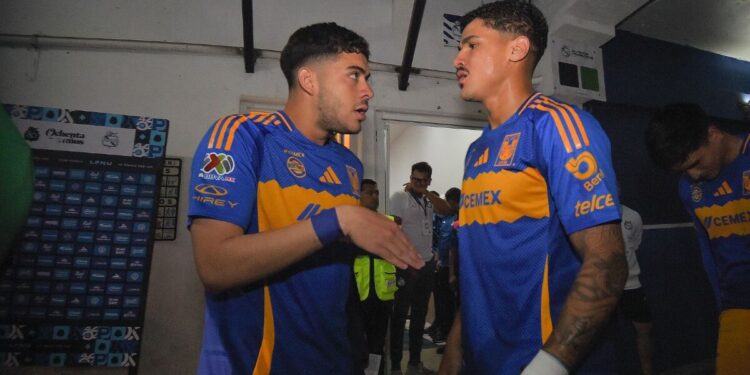 Jugadores Eugenio Pizzuto y Bernardo Parra en entrenamiento Tigres