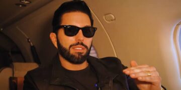 Poncho de Nigris en evento junto a avión privado