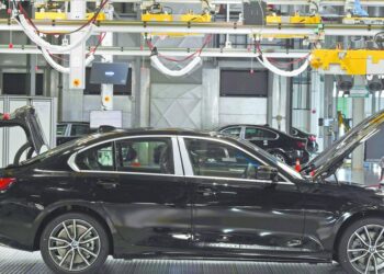 automóviles en línea de producción industrial