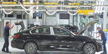 automóviles en línea de producción industrial