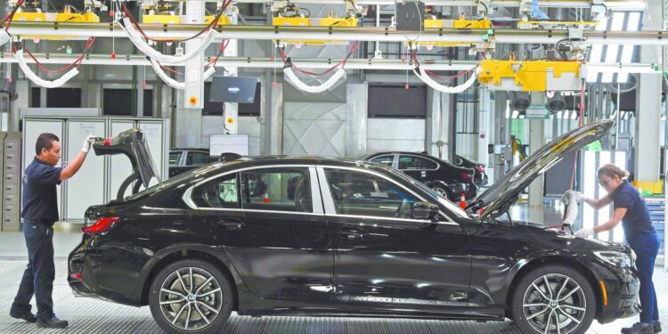 automóviles en línea de producción industrial