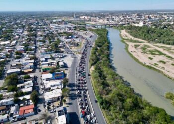 Fila de autos en cruce internacional Nuevo Laredo