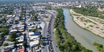 Fila de autos en cruce internacional Nuevo Laredo