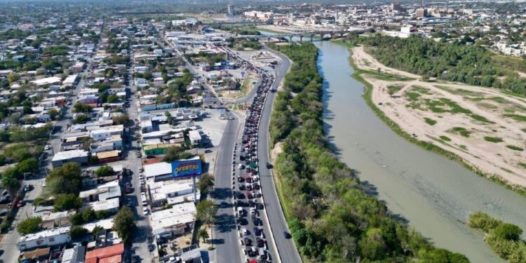 Fila de autos en cruce internacional Nuevo Laredo