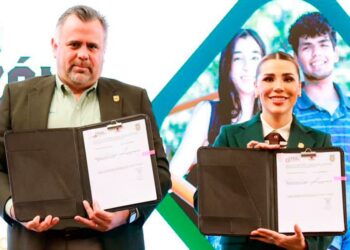 Estudiantes universitarios recibiendo apoyo educativo en Baja California