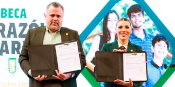 Estudiantes universitarios recibiendo apoyo educativo en Baja California