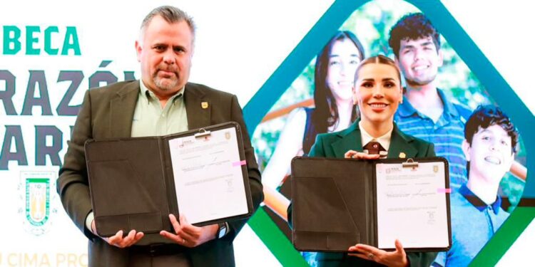 Estudiantes universitarios recibiendo apoyo educativo en Baja California