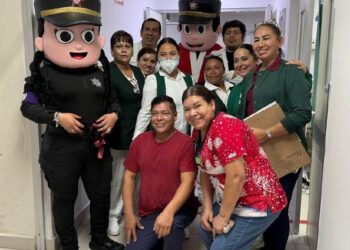 Guardia Estatal entregando juguetes a niños en Tamaulipas