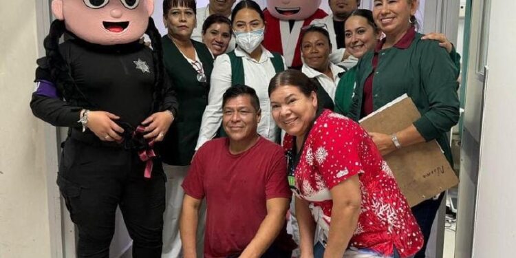 Guardia Estatal entregando juguetes a niños en Tamaulipas