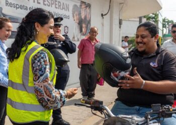 Entrega de cascos a motociclistas en Tampico