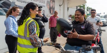 Entrega de cascos a motociclistas en Tampico