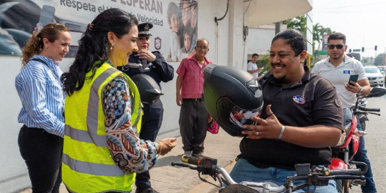Entrega de cascos a motociclistas en Tampico