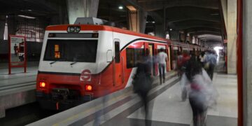 Tren Suburbano en estación Buenavista con vías y pasajeros