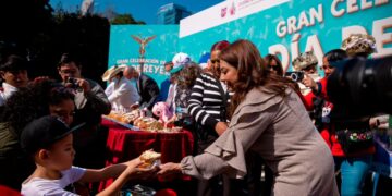 Jefa de Gobierno Clara Brugada repartiendo rosca de Reyes en CDMX