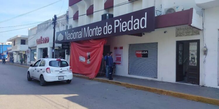 trabajadores sindicalizados en huelga en Nacional Monte de Piedad