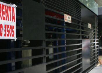 persona revisando contrato de arrendamiento y depósito de garantía